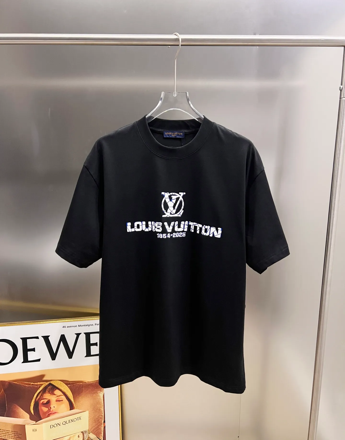 🅿️190 1v Louis* 2025 autumn and winter new style classic letter three-dimensional craft design high-end version! Highly breathable and comfortable, customized double yarn plain cotton fabric. Short-sleeved T-shirt. Same style for men and women. Sizes S M L XL XXL Five sizes black white